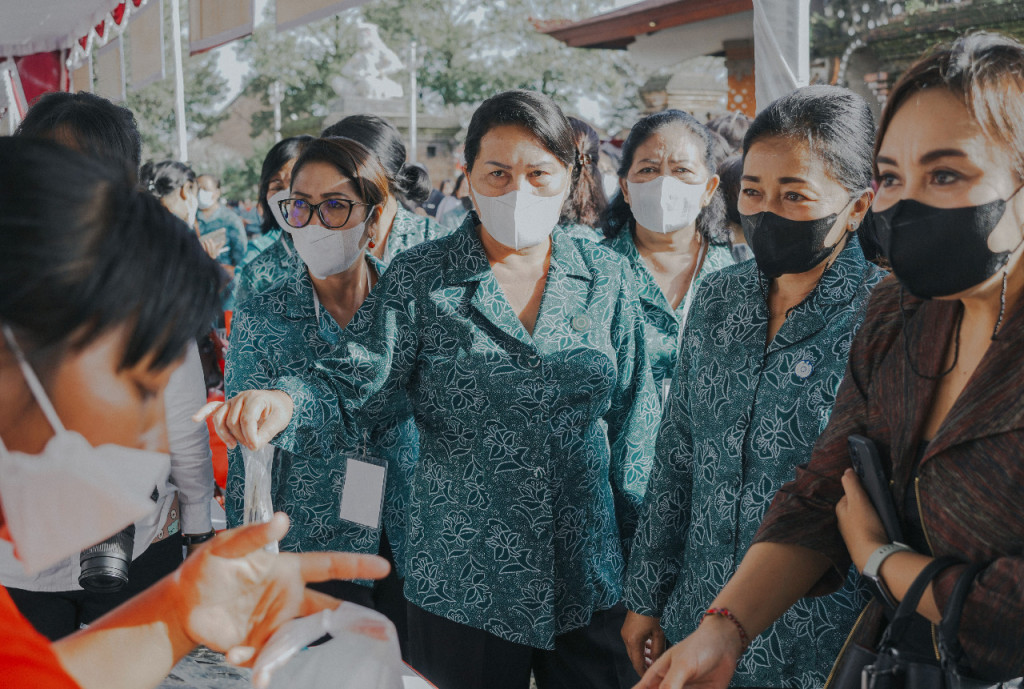 Ketua TP PKK Badung Hadiri Pasar Rakyat di Kabupaten Tabanan